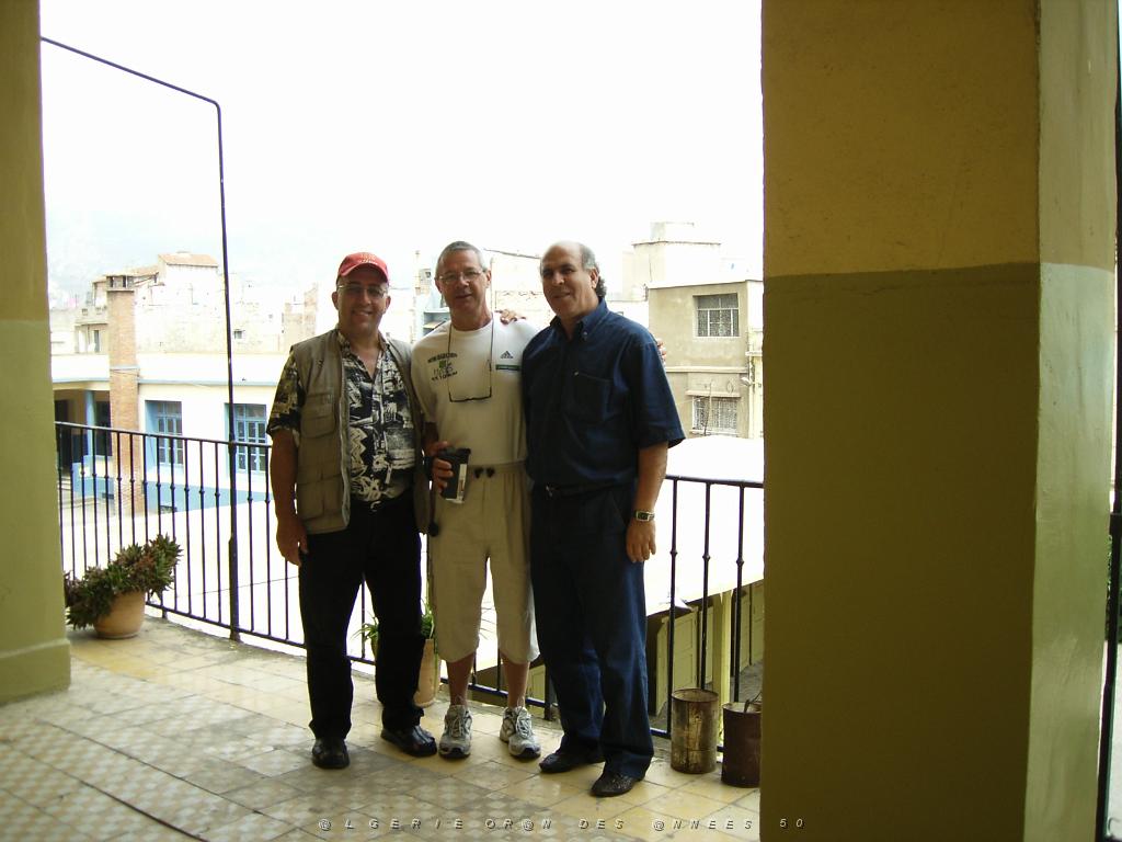 083-ORAN-Juin06-notre guide Naimi et le directeur actuel.jpg - Unicode